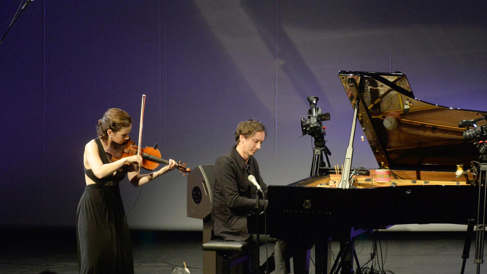 Die Violinistin Hilary Hahn und Volker Bertelmann / Hauschka bei einem Auftritt in München