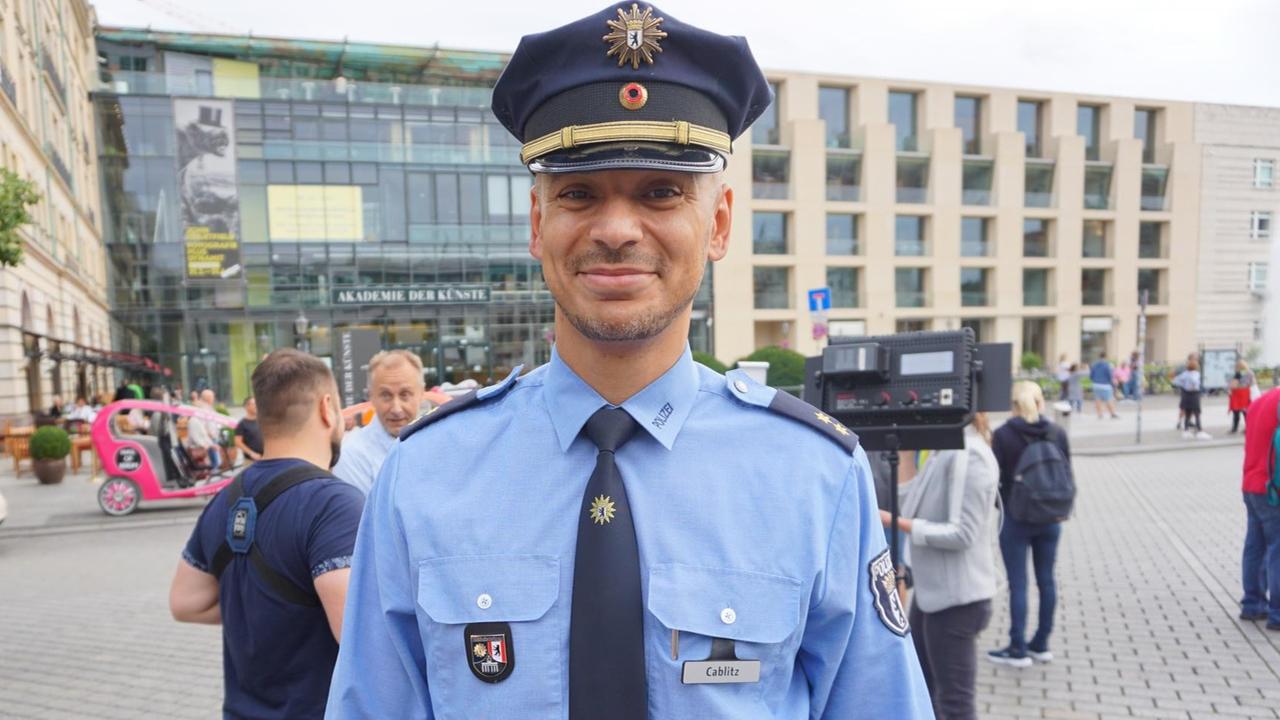 Der Berliner Polizeisprecher Thilo Cablitz steht auf dem Pariser Platz in Berlin. Der Berliner Polizeisprecher Thilo Cablitz steht auf dem Pariser Platz in Berlin.