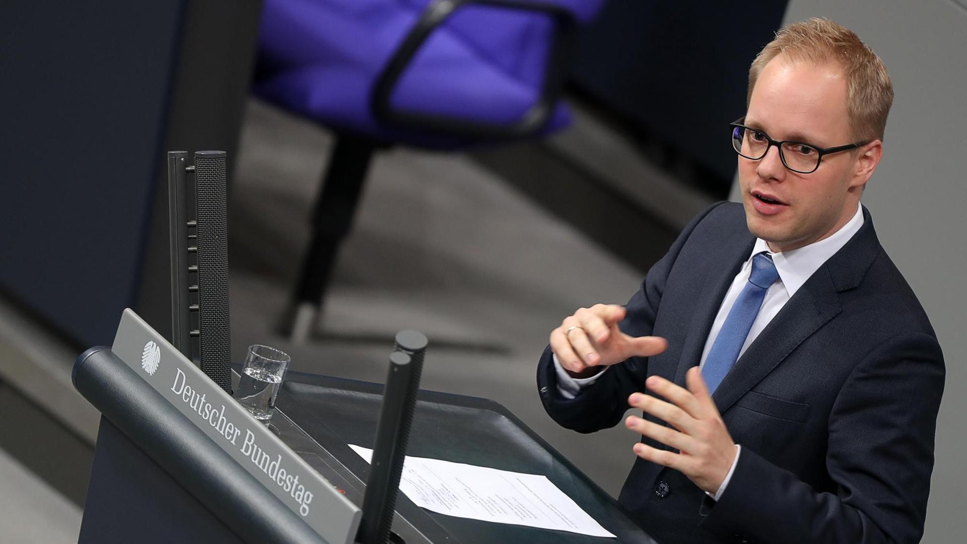 11.10.2018, Berlin: Jens Brandenburg, Bundestagsabgeordnete der FDP spricht im Bundestag. Foto: Jens Büttner/dpa-Zentralbild/dpa | Verwendung weltweit 11.10.2018, Berlin: Jens Brandenburg, Bundestagsabgeordnete der FDP spricht im Bundestag. Foto: Jens Büttner/dpa-Zentralbild/dpa | Verwendung weltweit