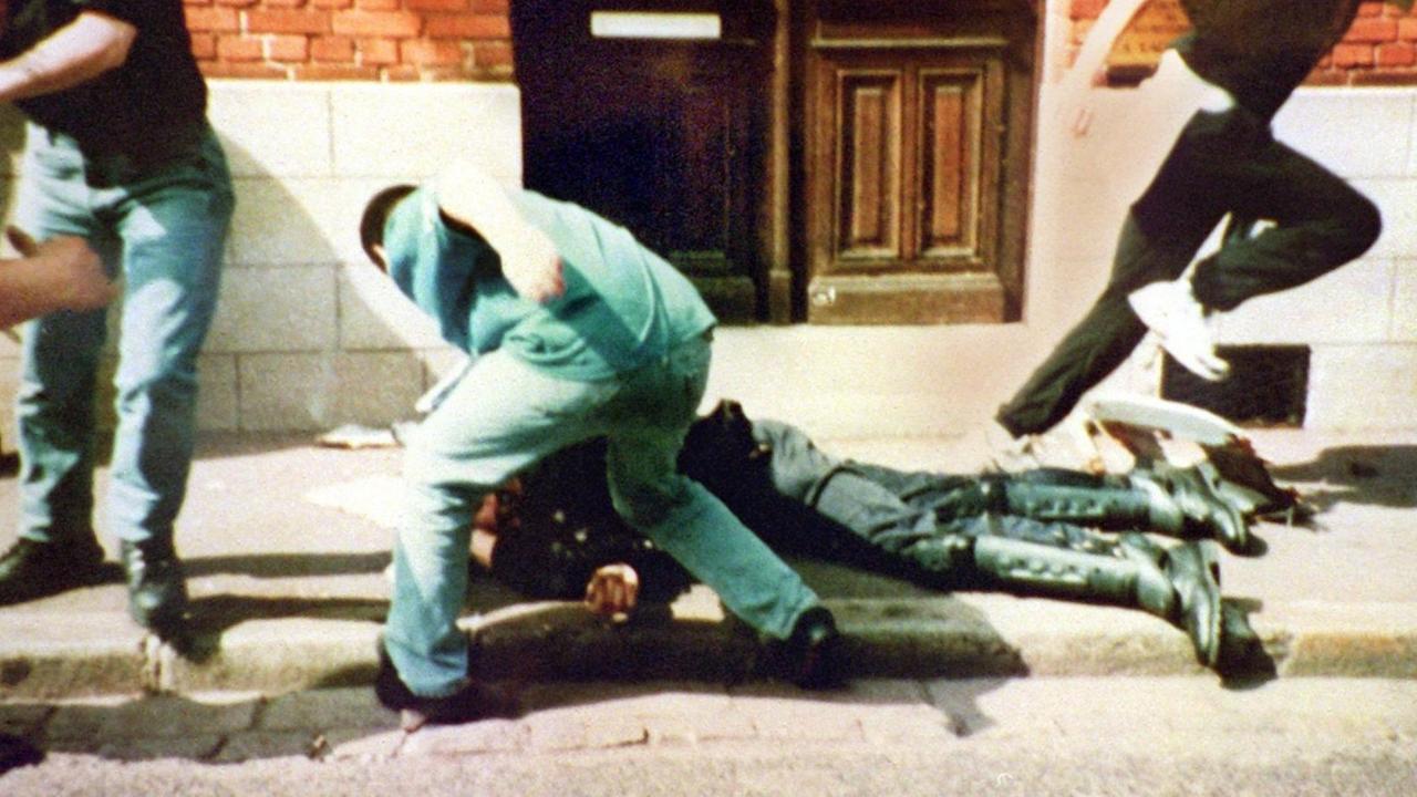 Das von der Staatsanwaltschaft zur Verfügung gestellte Archivbild vom 21.6.1998 zeigt den Übergriff auf den bereits am Boden liegenden französischen Polizisten Daniel Nivel in Lens. Das von der Staatsanwaltschaft zur Verfügung gestellte Archivbild vom 21.6.1998 zeigt den Übergriff auf den bereits am Boden liegenden französischen Polizisten Daniel Nivel in Lens.