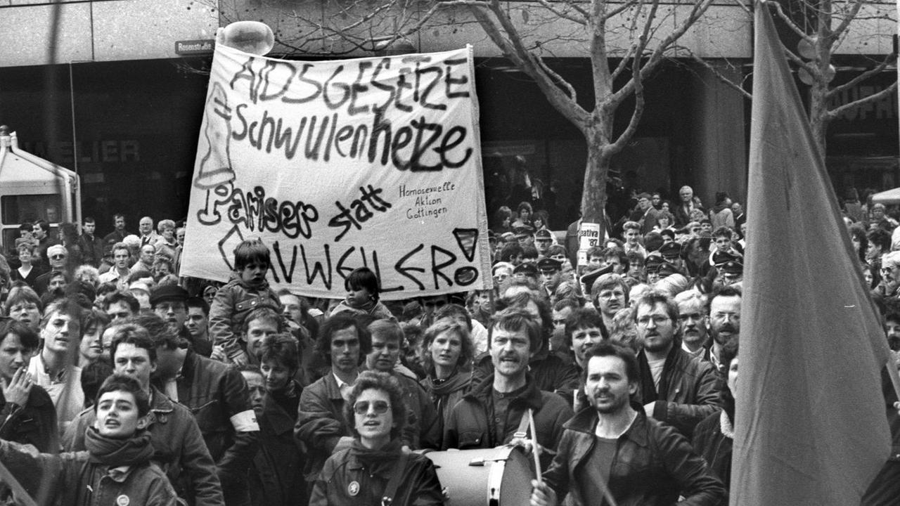 Demonstration auf dem Münchner Marienplatz gegen Aids-Politik von Peter Gauweiler im März 1987. Demonstration auf dem Münchner Marienplatz gegen Aids-Politik von Peter Gauweiler im März 1987.