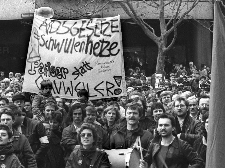 Demonstration auf dem Münchner Marienplatz gegen Aids-Politik von Peter Gauweiler im März 1987.