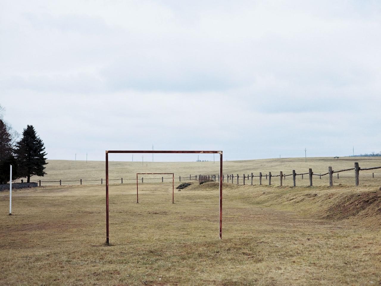 Fußballtore auf einem braunen, trockenen ehemaligen Fußballplatz. Fußballtore auf einem braunen, trockenen ehemaligen Fußballplatz.