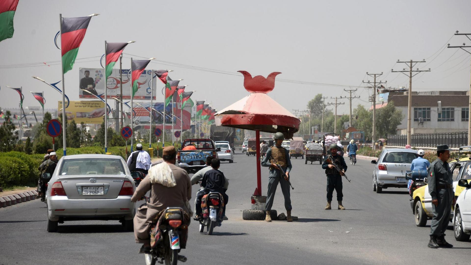 Afghanische Polizisten an einem Checkpoint in Kandahar Afghanische Polizisten an einem Checkpoint in Kandahar