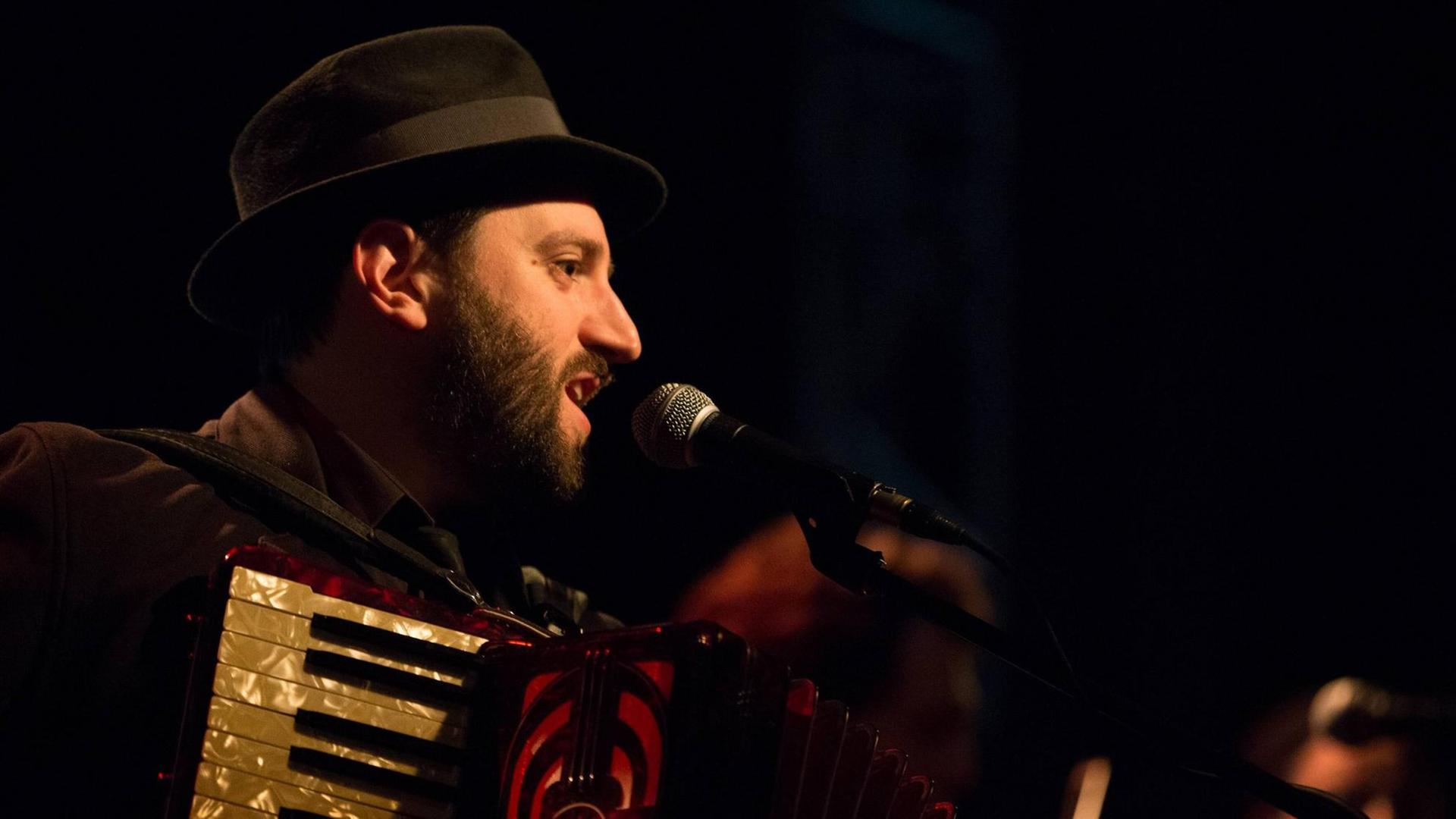 Daniel Kahn spielt Akkordeon während eines Auftritts im Kulturzentrum franz.K in Reutlingen Daniel Kahn spielt Akkordeon während eines Auftritts im Kulturzentrum franz.K in Reutlingen