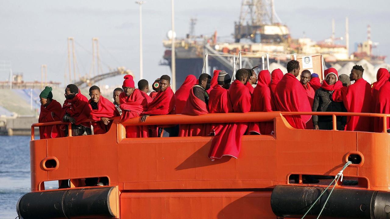 Gerettete Flüchtlinge aus der Subsahara in Spanien - mit offenen Grenzen lässt sich das Problem der globalen Armut nicht lösen, sagt Julian Nida-Rümelin Gerettete Flüchtlinge aus der Subsahara in Spanien - mit offenen Grenzen lässt sich das Problem der globalen Armut nicht lösen, sagt Julian Nida-Rümelin