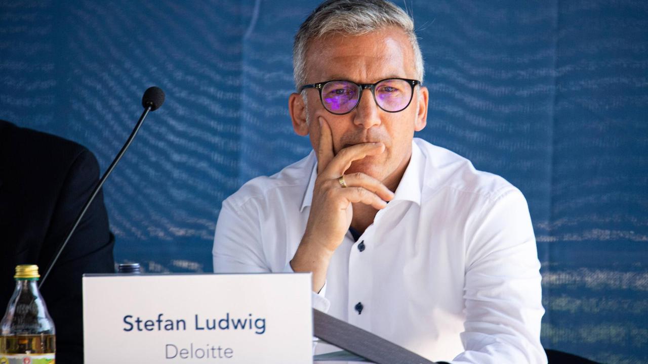 Deloitte-Experte Stefan Ludwig blickt bei einer Versammlung in Karlsruhe in die Kamera. Deloitte-Experte Stefan Ludwig blickt bei einer Versammlung in Karlsruhe in die Kamera.