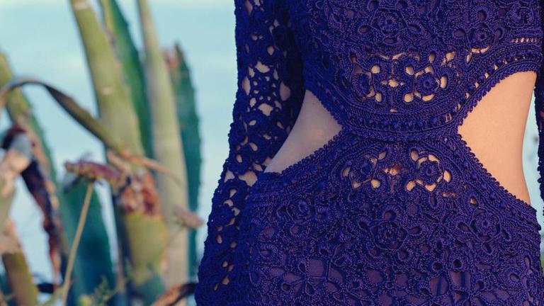 An einem blauen Kleid ist der modische Ausschnitt links und rechts an der Hüfte. An einem blauen Kleid ist der modische Ausschnitt links und rechts an der Hüfte.