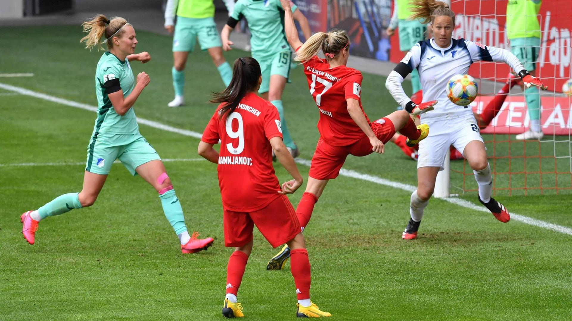Bundesligaspiel von FC Bayern München Frauen gegen die TSG 1899 Hoffenheim am 30.05.2020 in München.