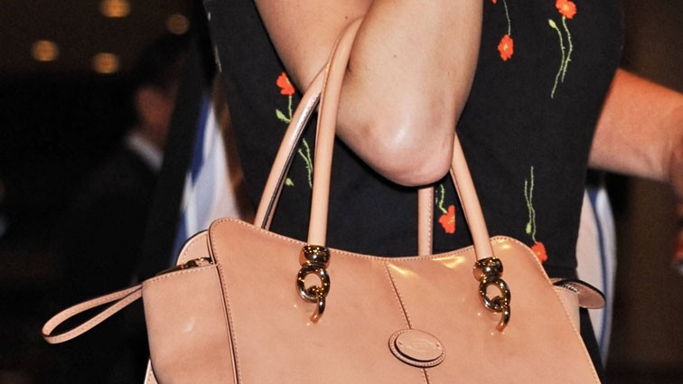 Nahaufnahme der Sängerin Taylor Swift mit ihrer lachsfarbenen Handtasche. Sie fliegt am 02.06.2014 am Flughafen Narita International aus Japan ab. Nahaufnahme der Sängerin Taylor Swift mit ihrer lachsfarbenen Handtasche. Sie fliegt am 02.06.2014 am Flughafen Narita International aus Japan ab.
