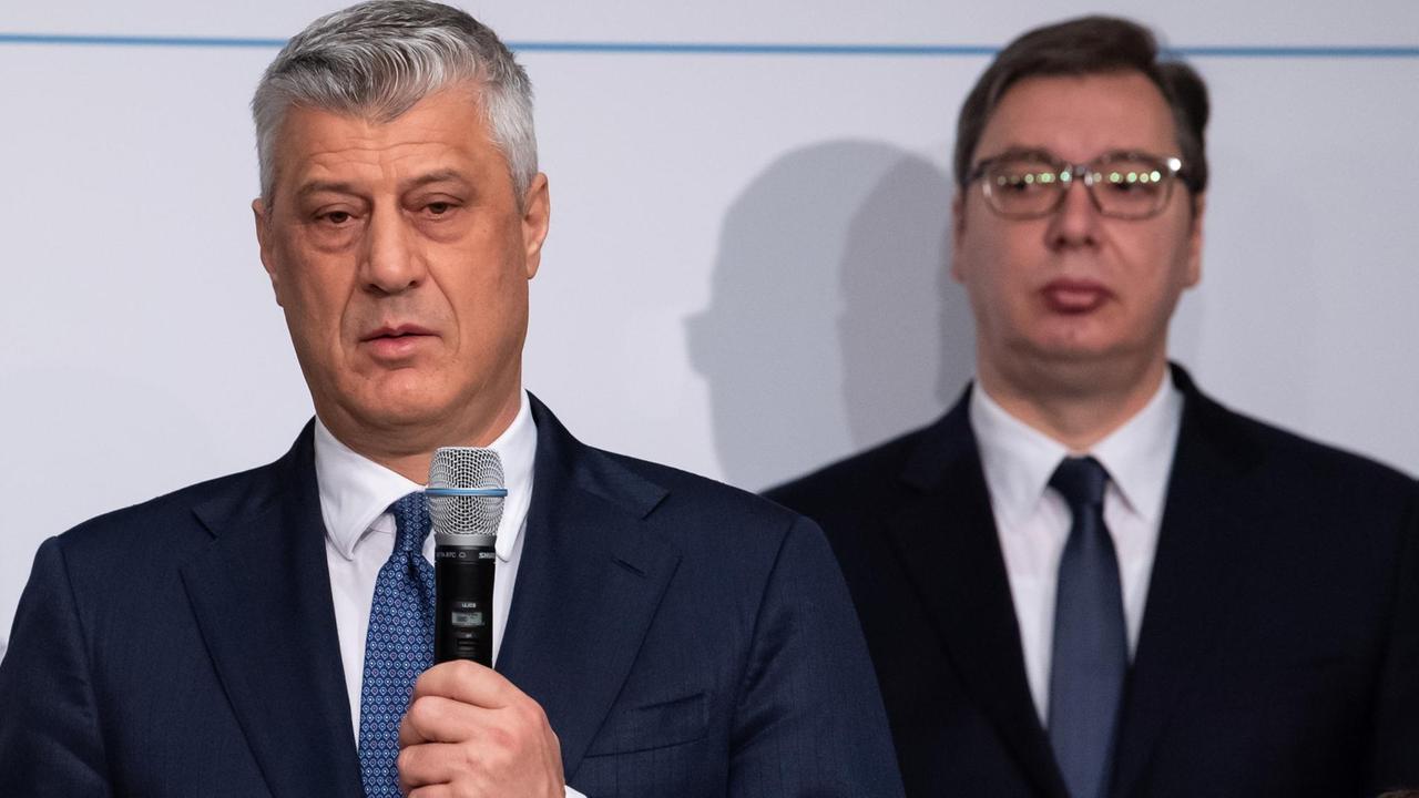 Hashim Thaci (l), Präsident der Republik Kosovo, und Aleksandar Vucic, Präsident von Serbien, unterzeichnen auf der Münchner Sicherheitskonferenz eine Absichtserklärung, wonach die Zug- und Autobahnverbindung zwischen beiden Ländern geöffnet werden soll.