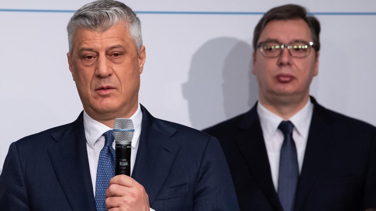 Hashim Thaci (l), Präsident der Republik Kosovo, und Aleksandar Vucic, Präsident von Serbien, unterzeichnen auf der Münchner Sicherheitskonferenz eine Absichtserklärung, wonach die Zug- und Autobahnverbindung zwischen beiden Ländern geöffnet werden soll. Hashim Thaci (l), Präsident der Republik Kosovo, und Aleksandar Vucic, Präsident von Serbien, unterzeichnen auf der Münchner Sicherheitskonferenz eine Absichtserklärung, wonach die Zug- und Autobahnverbindung zwischen beiden Ländern geöffnet werden soll.