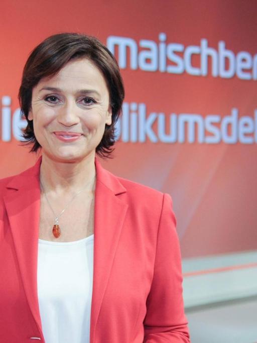 Moderatorin Sandra Maischberger vor dem Logo der ARD Talkshow Maischberger.