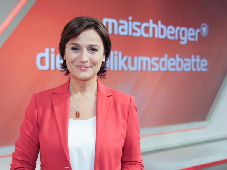 Moderatorin Sandra Maischberger vor dem Logo der ARD Talkshow Maischberger.
