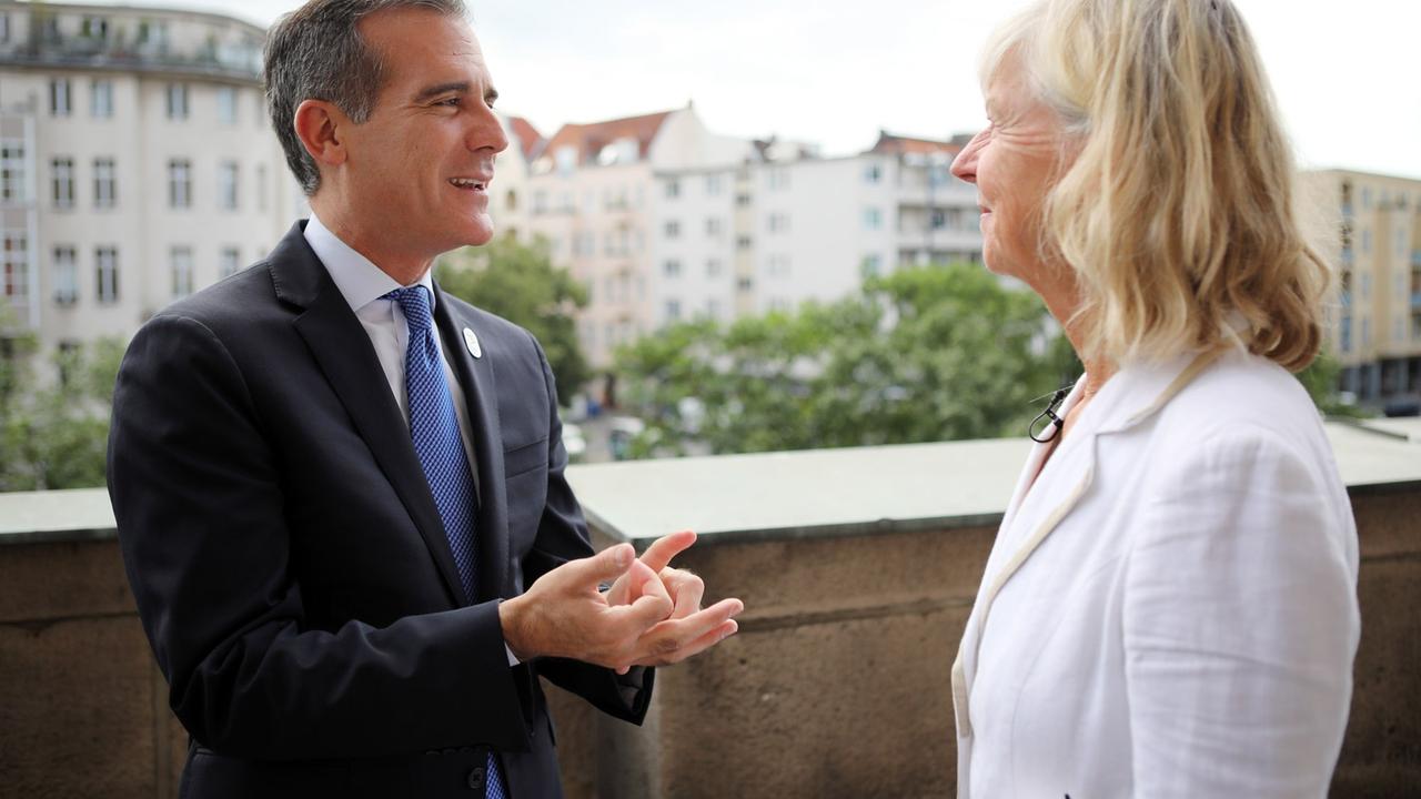 Eric Garcetti, Bürgermeister von L.A. im Gespräch mit DLF-Kultur-Redakteurin Annette Riedel auf dem Balkon des Schöneberger Rathauses. Eric Garcetti, Bürgermeister von L.A. im Gespräch mit DLF-Kultur-Redakteurin Annette Riedel auf dem Balkon des Schöneberger Rathauses.