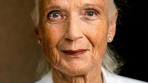 Literaturkritikerin Gabriele von Arnim auf einem Porträtfoto. Sie hat weiße Haare und blickt in die Kamera.