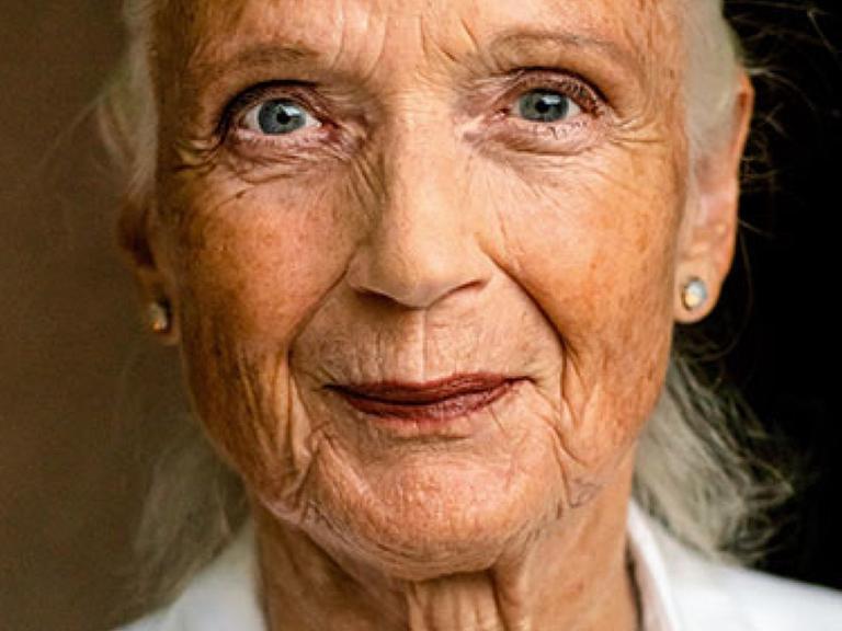 Literaturkritikerin Gabriele von Arnim auf einem Porträtfoto. Sie hat weiße Haare und blickt in die Kamera.