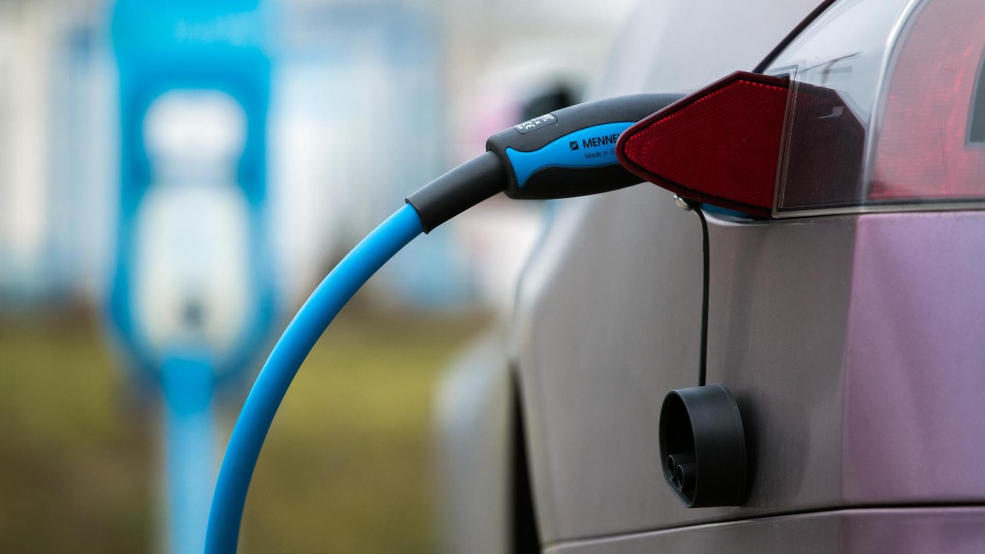 25.02.2019, Mecklenburg-Vorpommern, Schwerin: An einer Ladestation für Elektroautos wird die Batterie aufgeladen. 25.02.2019, Mecklenburg-Vorpommern, Schwerin: An einer Ladestation für Elektroautos wird die Batterie aufgeladen.