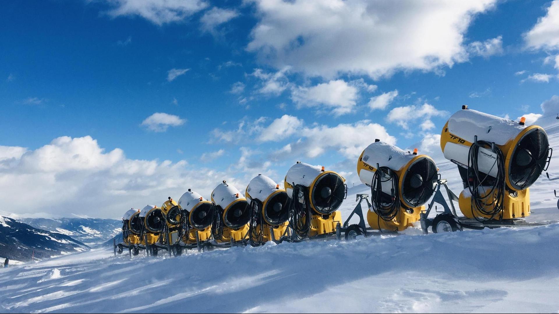 Viele Schneekanonen stehen hintereinander neben der Skipiste im Zillertal in Österreich. Viele Schneekanonen stehen hintereinander neben der Skipiste im Zillertal in Österreich.