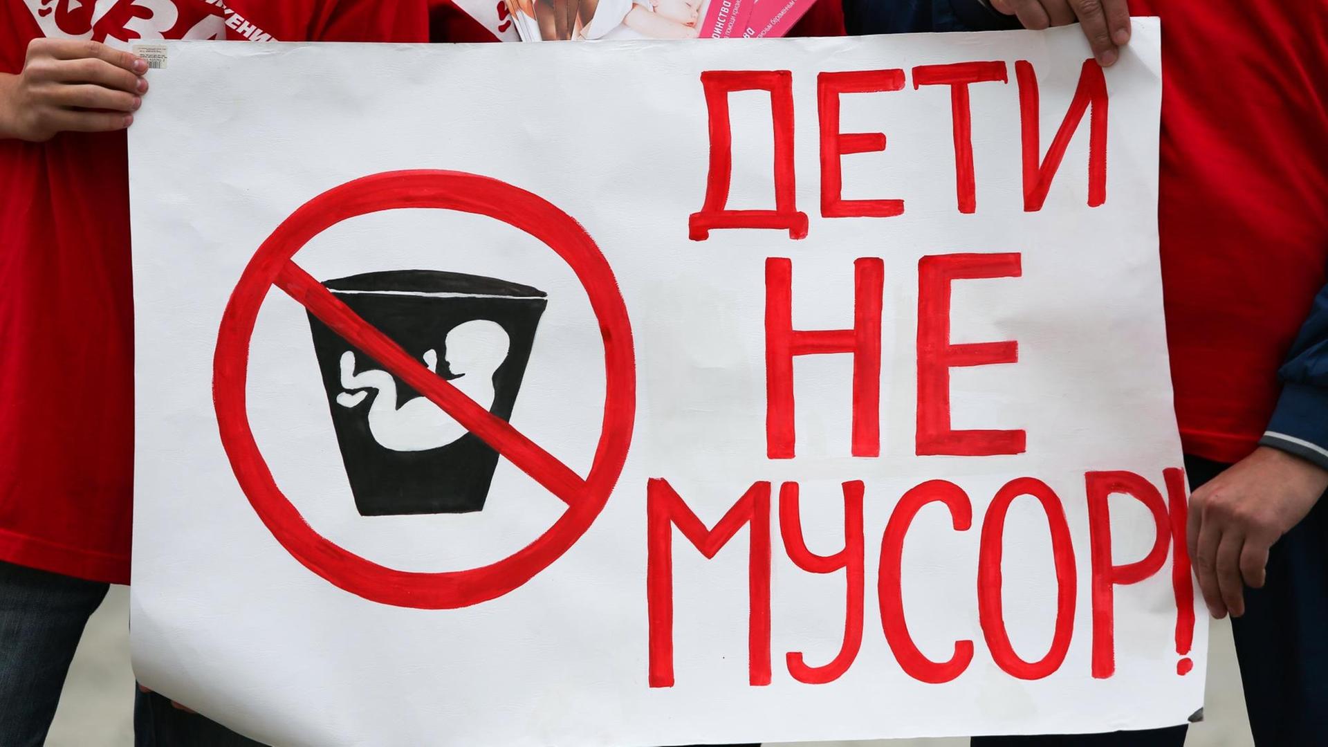 Im September 2016 sammeln sich Anti-Abtreibungs-Aktivisten for einer Abtreibungsklinik in Belgorod, Russland. (Bild: Anton Vergun / TASS / dpa) Im September 2016 sammeln sich Anti-Abtreibungs-Aktivisten for einer Abtreibungsklinik in Belgorod, Russland. (Bild: Anton Vergun / TASS / dpa)