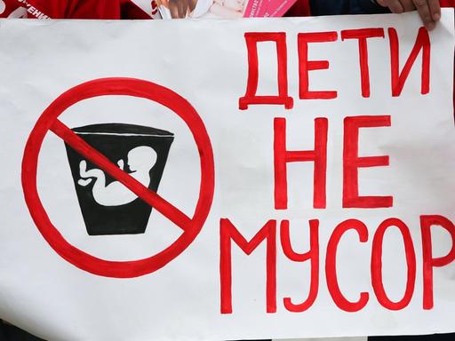Im September 2016 sammeln sich Anti-Abtreibungs-Aktivisten for einer Abtreibungsklinik in Belgorod, Russland. (Bild: Anton Vergun / TASS / dpa)