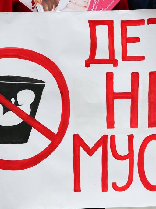 Im September 2016 sammeln sich Anti-Abtreibungs-Aktivisten for einer Abtreibungsklinik in Belgorod, Russland. (Bild: Anton Vergun / TASS / dpa)