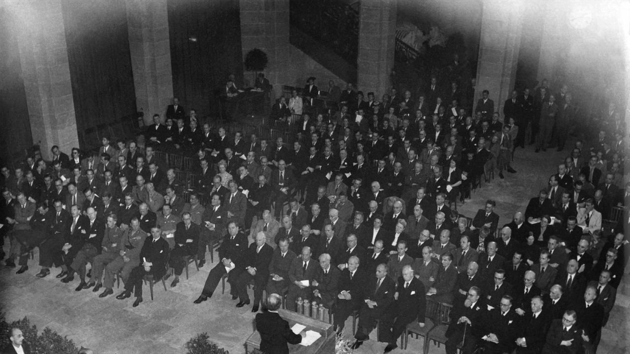 Am 1. September 1948 um 13 Uhr fand die Eröffnung der Tagung des Parlamentarischen Rates in Bonn statt. Am 1. September 1948 um 13 Uhr fand die Eröffnung der Tagung des Parlamentarischen Rates in Bonn statt.