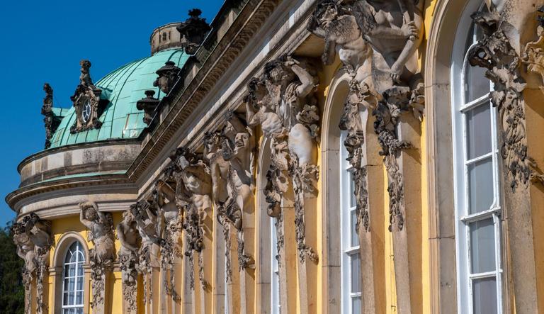 Blick auf einen Teil der Außenfassade von Schloss Sanssouci in Potsdam