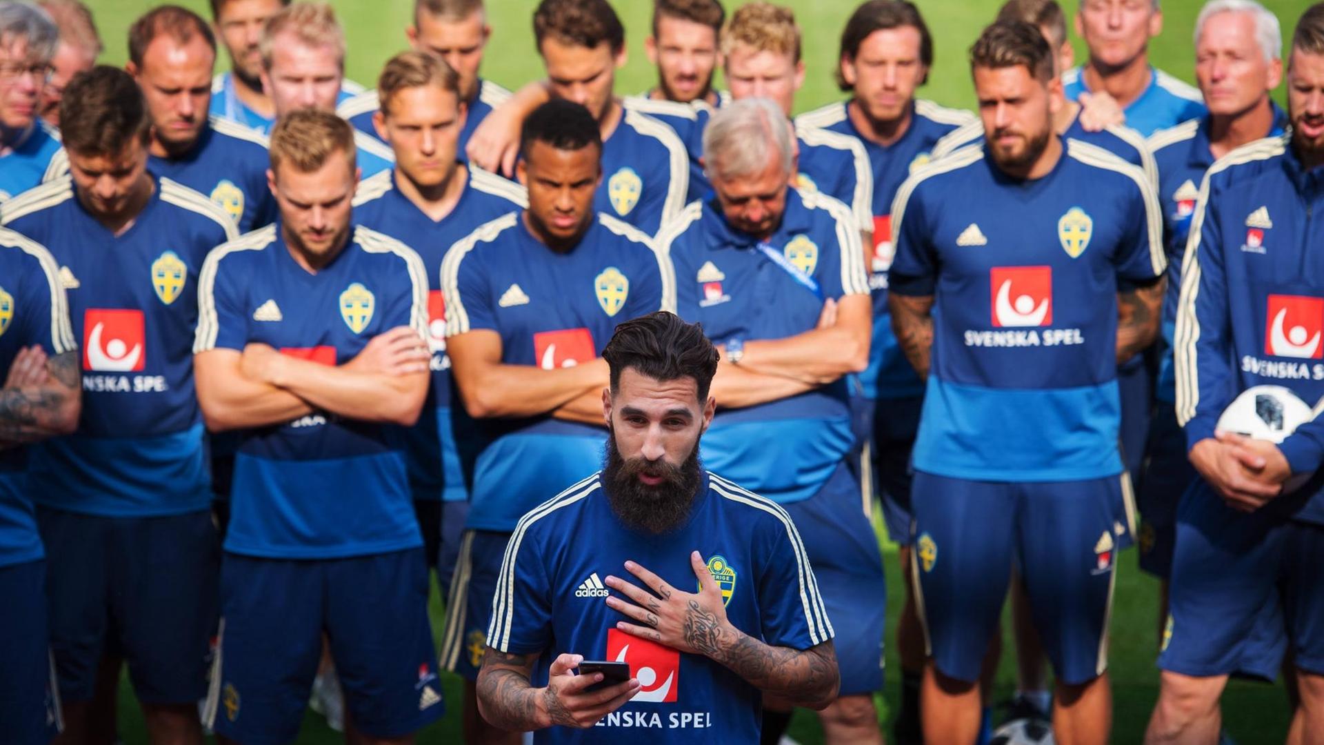 Der schwedische Nationalspieler Jimmy Durmaz hält ein Statement gegen Rassismus vor der gesamten Mannschaft. Der schwedische Nationalspieler Jimmy Durmaz hält ein Statement gegen Rassismus vor der gesamten Mannschaft.