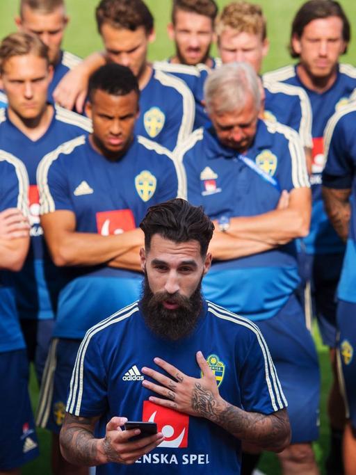 Der schwedische Nationalspieler Jimmy Durmaz hält ein Statement gegen Rassismus vor der gesamten Mannschaft.