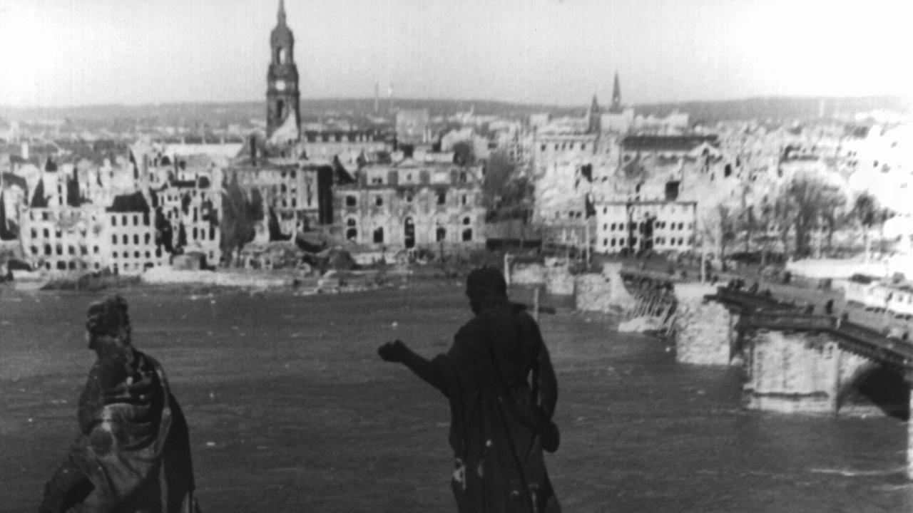 Blick über die Elbe auf die Dresdner Neustadt, aufgenommen im Jahr 1945.
In der Nacht zum 14. Februar 1945 griffen amerikanische und britische Flugzeuge Dresden an. Bei den Bombenangriffen wurde die historische Innenstadt nahezu völlig zerstört, bis zu 35.000 Menschen wurden getötet. Blick über die Elbe auf die Dresdner Neustadt, aufgenommen im Jahr 1945.
In der Nacht zum 14. Februar 1945 griffen amerikanische und britische Flugzeuge Dresden an. Bei den Bombenangriffen wurde die historische Innenstadt nahezu völlig zerstört, bis zu 35.000 Menschen wurden getötet.
