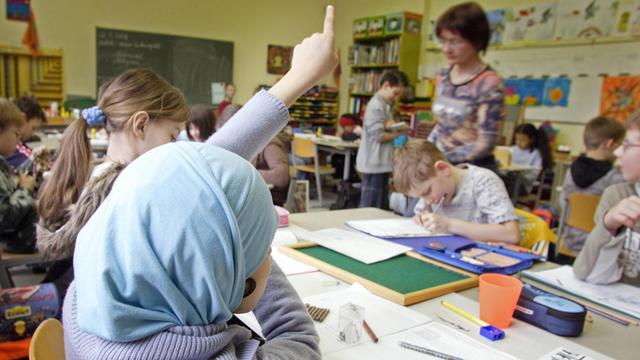 Schüler in einem Klassenzimmer in einer Maria-Montessori-Grunschule in Berlin-Tempelhof