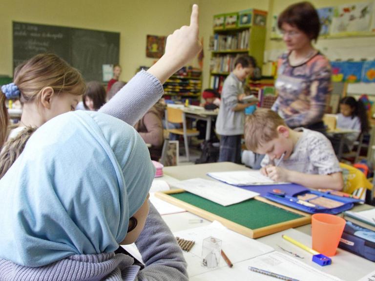 Schüler in einem Klassenzimmer in einer Maria-Montessori-Grunschule in Berlin-Tempelhof