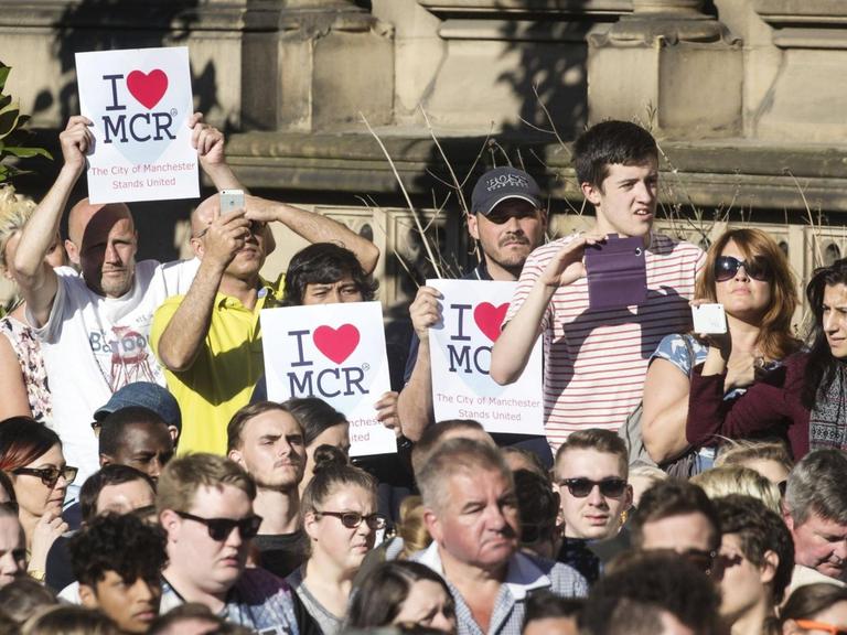 Menschen gedenken der Opfer vom Attentat in Manchester.