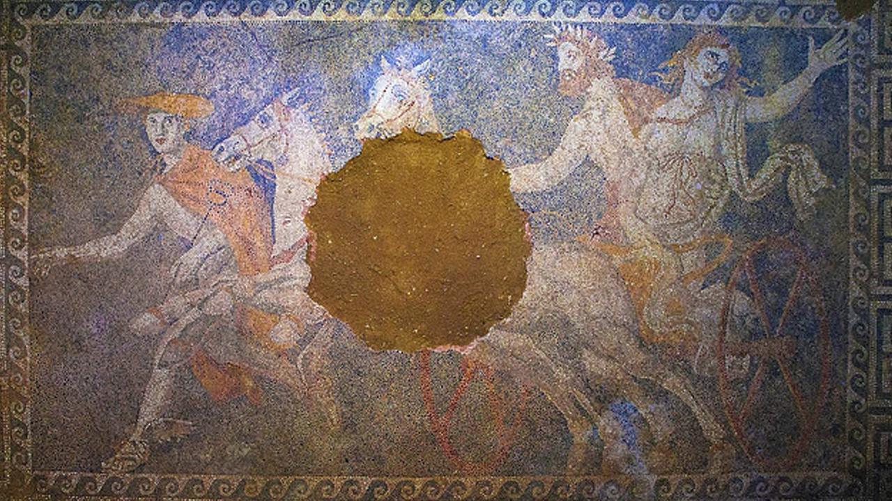 Ein Mosaik, das den Raub der Persephone zeigt. Es wurde bei Ausgrabungen in einem Grab aus der Zeit Alexanders des Großen unter dem Hügel Kasta in der Nähe der Dorfes Nea Mesolakkia in Nordgriechenland entdeckt. Ein Mosaik, das den Raub der Persephone zeigt. Es wurde bei Ausgrabungen in einem Grab aus der Zeit Alexanders des Großen unter dem Hügel Kasta in der Nähe der Dorfes Nea Mesolakkia in Nordgriechenland entdeckt.