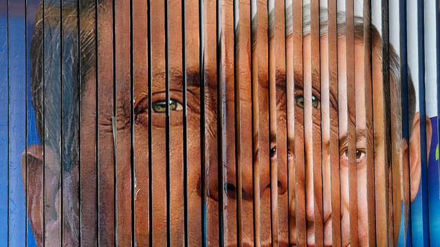 Eine rotierende Werbeanzeige in Tel Aviv zeigt die Porträts von Itzhak Herzog und Benjamin Netanjahu ineinander übergehend.