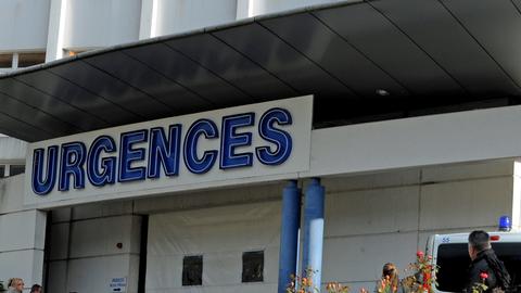 Die Fassade der Uniklinik Grenoble mit der Aufschrift "Urgences" ("Notfälle")