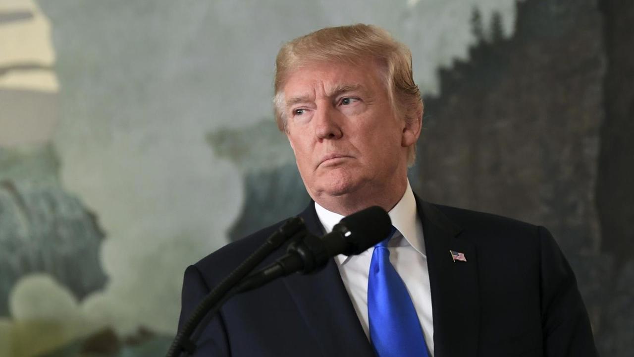 US-Präsident Donald Trump vor seiner Rede über das Atomabkommen mit dem Iran. US-Präsident Donald Trump vor seiner Rede über das Atomabkommen mit dem Iran.