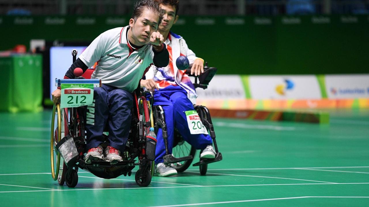 Der im Rollstuhl sitzende japanische Bocciaspieler Takayuki Hirose wirft einen Ball bei den Paralympics 2016 in Rio de Janeiro. Der im Rollstuhl sitzende japanische Bocciaspieler Takayuki Hirose wirft einen Ball bei den Paralympics 2016 in Rio de Janeiro.
