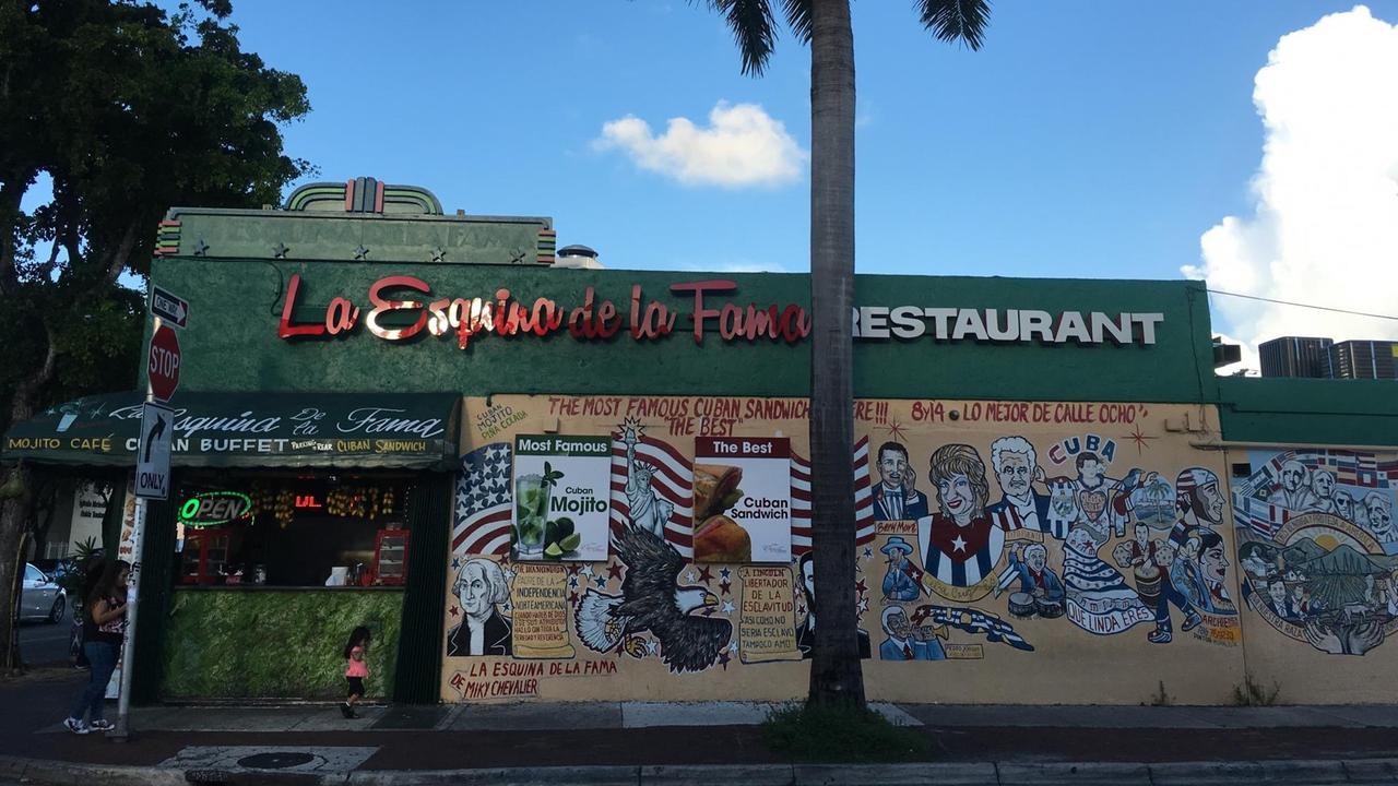 1945403400_Wandmalerei an einem Restaurant an der Calle Ocho.jpg 1945403400_Wandmalerei an einem Restaurant an der Calle Ocho.jpg