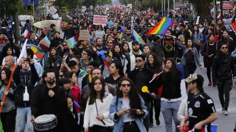 Demonstranten füllen die Straßen der chilenischen Biobio-Region.