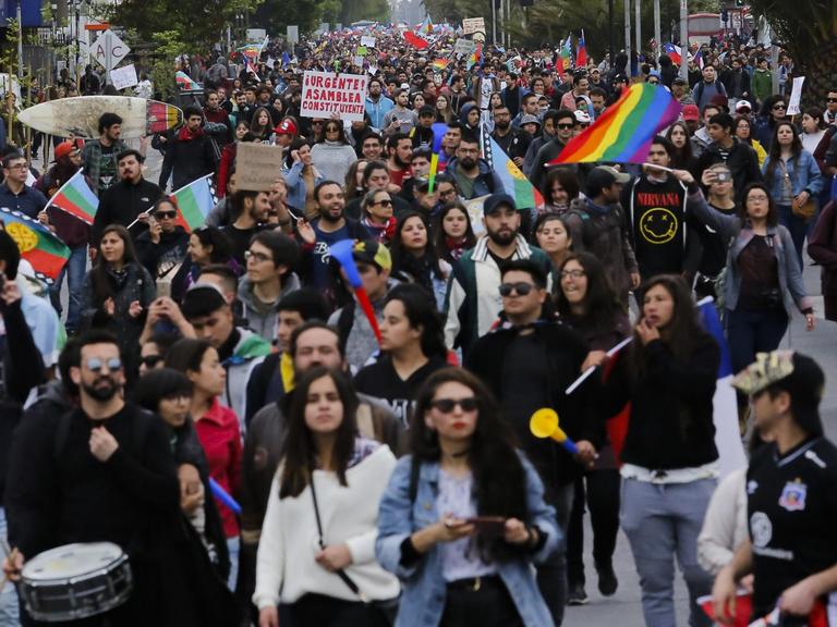 Demonstranten füllen die Straßen der chilenischen Biobio-Region.
