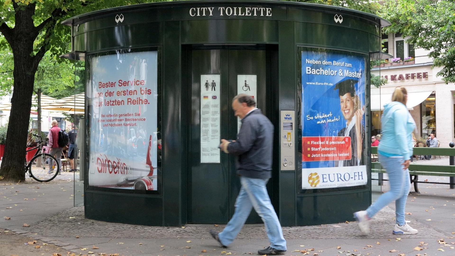 Eine moderne öffentliche Toilette auf dem Kurfürstendamm in Berlin. Eine moderne öffentliche Toilette auf dem Kurfürstendamm in Berlin.