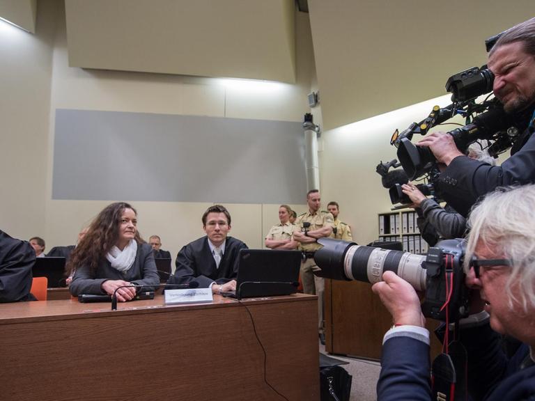 Die im NSU-Prozess angeklagte Beate Zschäpe, umringt von Foto-Journalisten.