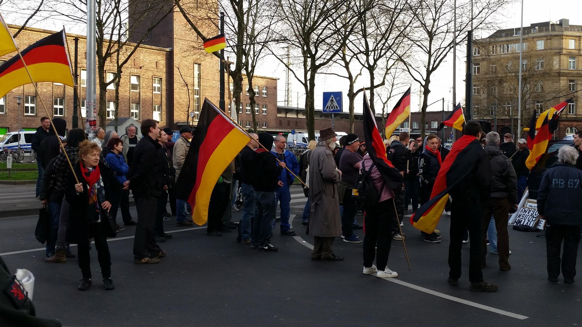 Die Dügida-Demonstration vor dem Düsseldorfer Hauptbahnhof. Die Dügida-Demonstration vor dem Düsseldorfer Hauptbahnhof.