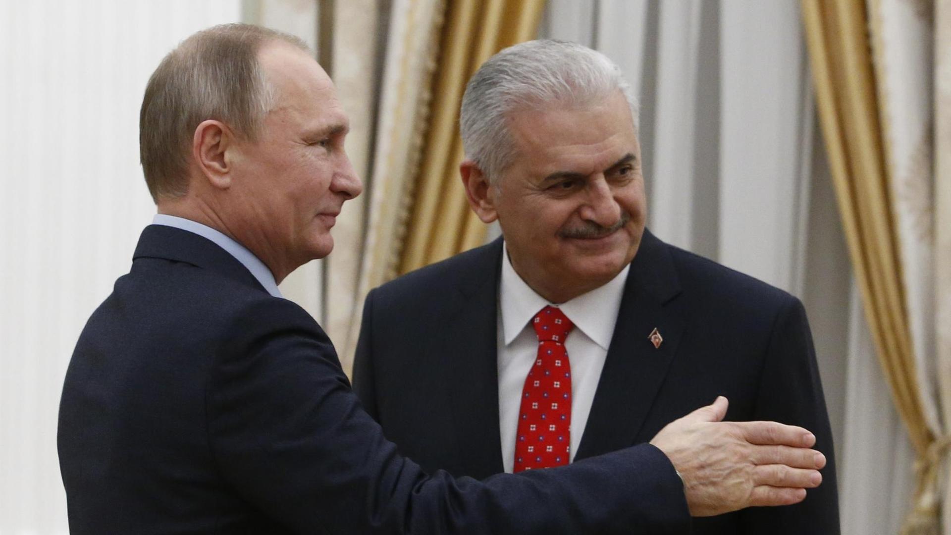 Der türkische Ministerpräsident Binali Yildirim ist vom russischen Präsidenten Wladimir Putin (L) empfangen worden.
