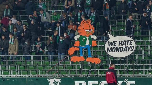 Fan-Protest gegen Montagsspiele beim Bundesligaspiel Werder Bremen gegen den FC Köln am 12.03.2018.