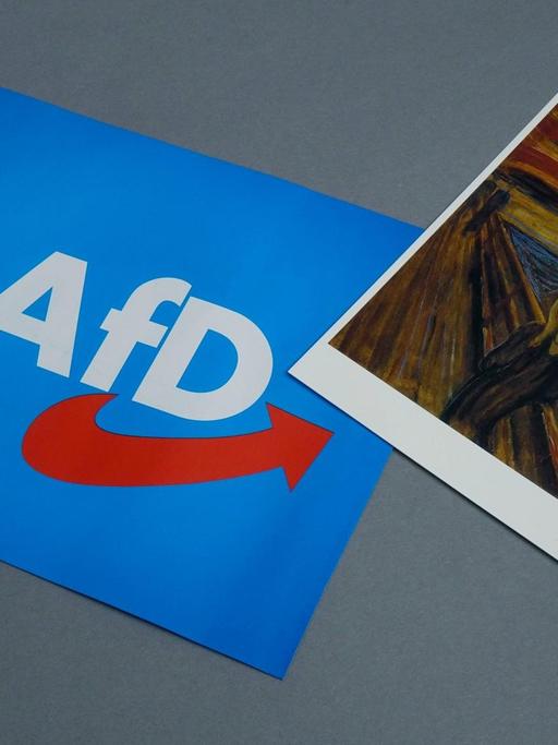 Das Logo der AfD und eine Postkarte mit dem Motiv "Der Schrei" von Edvard Munch.