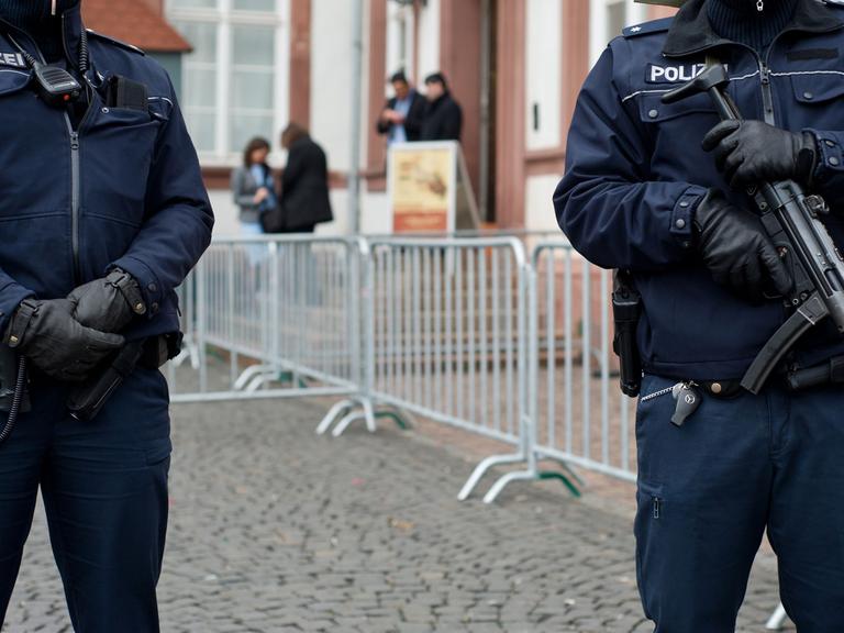 Schwerbewaffnete Polizisten stehen am 14.03.2015 vor dem Eingang der Karikaturen-Ausstellung "Das ist ja wohl ein Witz!" im hessischen Hanau.