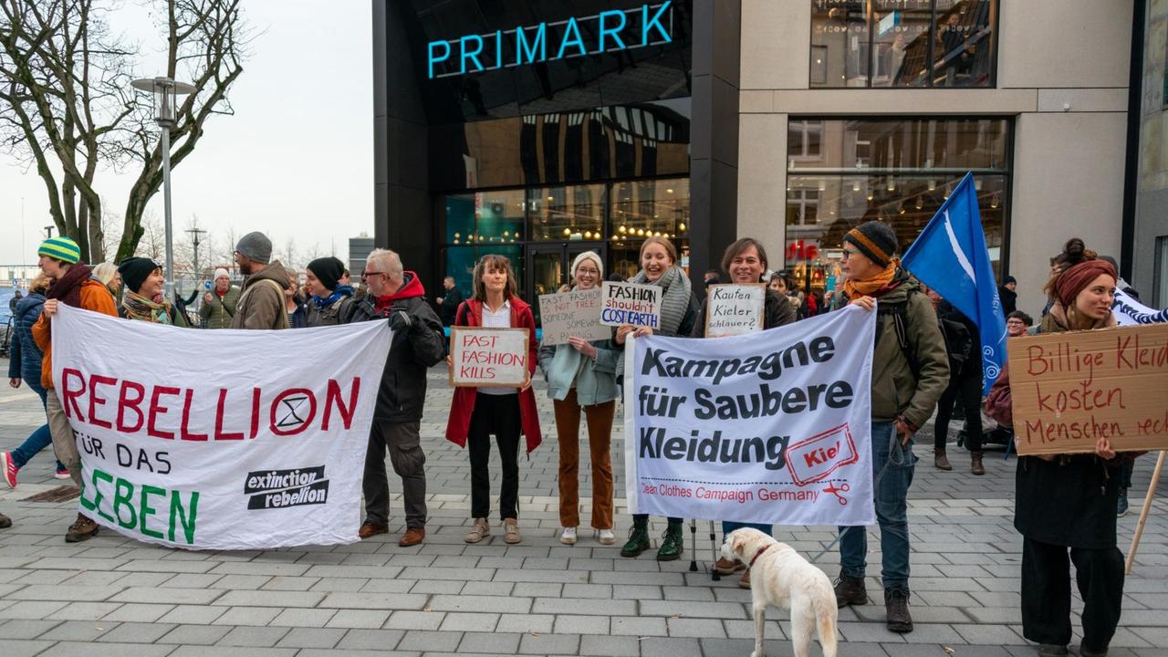 Kiel, Deutschland, 9. Nov. 2019 - Demonstration verschiedener Umwelt Organisationen vor der kürzlich eröffneten Filiale von PRIMARK gegen die Produktion des billig-Warensortiments die nur unter problematischen Umwelt- und Arbeitsbedingungen möglich ist Kiel Vorstadt Schleswig-Holstein Deutschland *** Kiel, Germany, 9 Nov 2019 Demonstration of various environmental organizations in front of the recently opened branch of PRIMARK against the production of the cheap assortment of goods which is only possible under problematic environment and working conditions Kiel Vorstadt Schleswig Holstein Germany Kiel, Deutschland, 9. Nov. 2019 - Demonstration verschiedener Umwelt Organisationen vor der kürzlich eröffneten Filiale von PRIMARK gegen die Produktion des billig-Warensortiments die nur unter problematischen Umwelt- und Arbeitsbedingungen möglich ist Kiel Vorstadt Schleswig-Holstein Deutschland *** Kiel, Germany, 9 Nov 2019 Demonstration of various environmental organizations in front of the recently opened branch of PRIMARK against the production of the cheap assortment of goods which is only possible under problematic environment and working conditions Kiel Vorstadt Schleswig Holstein Germany